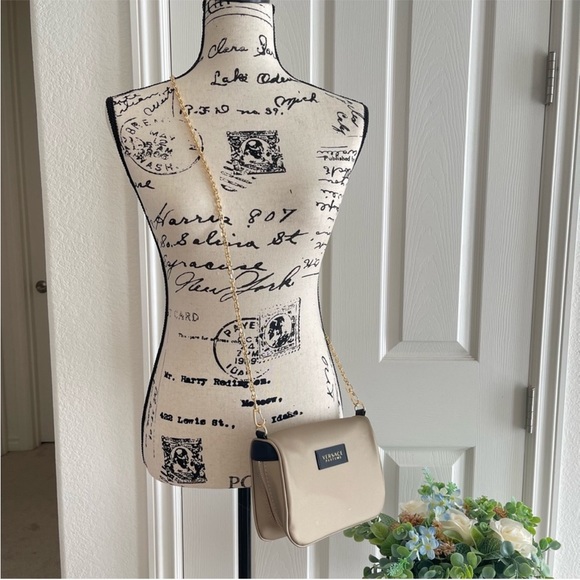 Versace - Picture 2 of 4